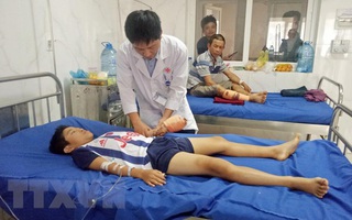 Đắk Lắk: Bé trai bị dập nát tay do dùng điện thoại đang sạc pin