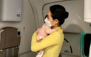 Khóc nghẹn trước cảnh mẹ gửi con gái 2 tháng tuổi từ Đức về Việt Nam "né" dịch Covid-19