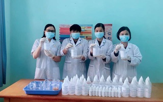 Nhóm giáo viên pha chế thành công nước rửa tay diệt khuẩn phòng Covid-19 cho cả trường dùng