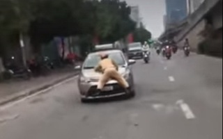 Truy tìm tài xế taxi hất cảnh sát giao thông lên nóc capo rồi bỏ chạy