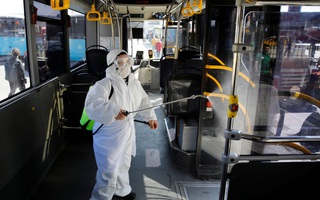 Vệ sinh phương tiện giao thông công cộng nhằm giảm nguy cơ lây nhiễm Covid-19 