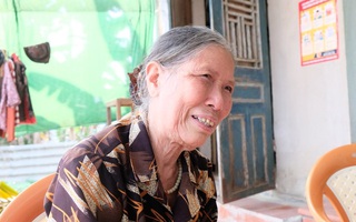 Cụ bà gần 80 tuổi đạp xe lên xã ủng hộ 1 triệu đồng chống dịch Covid-19