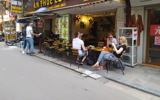 Sau "lệnh đóng cửa", nhiều quán cà phê ở Hà Nội vẫn tấp nập khách
