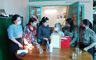 Mẹ Việt Nam anh hùng Ngô Thị Quýt cảm động khi nhận thư tri ân của Hội LHPN Việt Nam