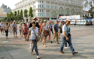 TPHCM bắt buộc đeo khẩu trang, khách du lịch vẫn mặt trần dạo phố