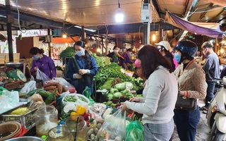 Hà Nội: Người dân lại đổ xô mua sắm sau thông báo cách ly toàn xã hội 