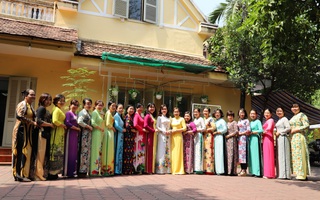 Phụ nữ TPHCM rạng rỡ, tự tin với áo dài nơi công sở
