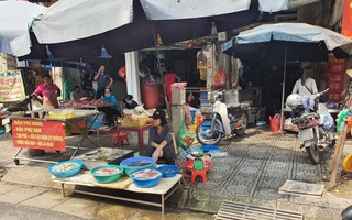Sau 1 ngày chen nhau mua sắm, chợ, siêu thị tại Hà Nội hôm nay đầy ắp hàng hóa, vắng bóng người mua