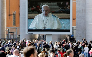 Giáo hoàng Francis cầu nguyện cho nạn nhân Covid-19 trong Thánh lễ trực tuyến đầu tiên