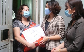 Hội LHPN Hà Nội hỗ trợ 100 suất quà cho nữ lao động di cư tại quận Tây Hồ mùa dịch Covid-19