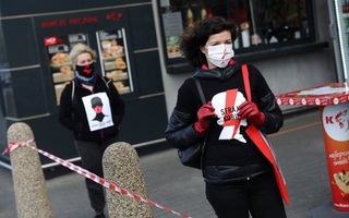 Người dân Ba Lan xuống đường phản đối luật phá thai giữa dịch Covid-19