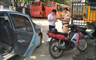 Bất chấp lệnh cấm, 2 tài xế ở Nghệ An dùng ô tô cá nhân để chở khách