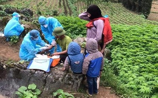 Trào nước mắt hình ảnh cán bộ y tế Hà Giang lên xã vùng biên dập dịch COVID-19