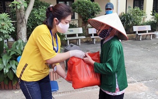 Tặng gạo và trứng cho người khó khăn do Covid-19