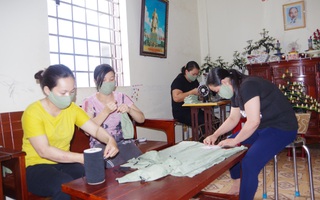 Phụ nữ Trường Sa dùng máy may do TƯ Hội tặng để may khẩu trang chống dịch