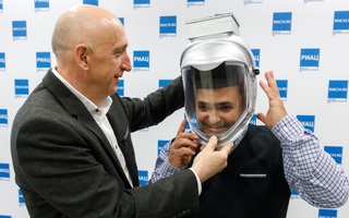 Các nhà khoa học Nga phát minh ra mũ bảo hiểm chống virus corona