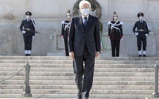 Tổng thống Italy đeo khẩu trang một mình đến dự ngày lễ lớn của đất nước