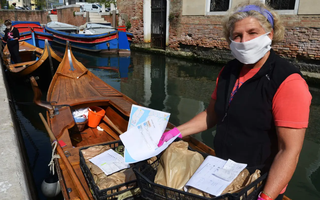 Phụ nữ Venice giao nhu yếu phẩm bằng thuyền trong thời gian cách ly Covid-19