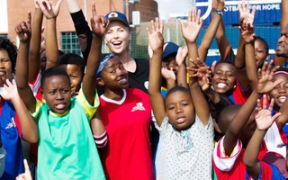 Charlize Theron quyên góp 1 triệu USD vào quỹ chống bạo lực giới giữa bão dịch Covid-19