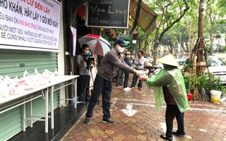 Chia sẻ thực phẩm hàng ngày "Ai cần cứ đến lấy" ở Hà Nội