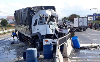 Xe máy va chạm xe tải chở vật liệu xây dựng, 2 nữ sinh tử vong tại chỗ