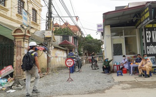 Nam công nhân sốt cao nhiều ngày âm tính với SARS-CoV-2, Hà Nội phong tỏa 600 hộ dân ở thôn Kiêu Kỵ