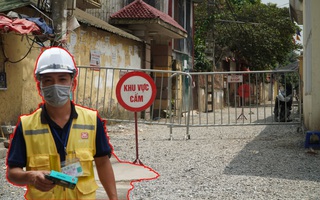 Công nhân có thể ra vào khu vực cách ly 600 hộ dân do liên quan tới dịch ở Hà Nội