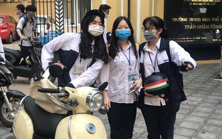 Hà Nội: Tan trường, học sinh “túm 5 tụm 3” ngoài cổng 