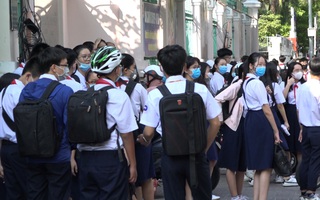 TPHCM: Học sinh tụ tập đông trước cổng, nhà trường... không liên quan