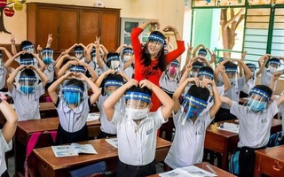 Chủ tịch Hà Nội: "Không chia giờ học, học sinh không cần đeo tấm chắn giọt bắn"
