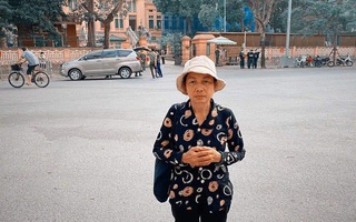 Người mẹ đặc biệt ở bên ngoài phiên tòa xử tử tù Hồ Duy Hải