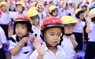 Phát động tặng mũ bảo hiểm cho học sinh lớp Một trong Lễ khai giảng