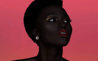 Vẻ đẹp mê hoặc của người mẫu có làn da đen nhất thế giới