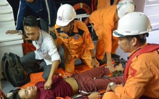 Xuyên đêm cứu ngư dân bị nạn trên vùng biển Hoàng Sa