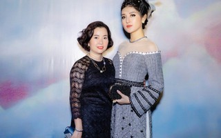 Á hậu Huyền My diện áo dài đi biểu diễn thời trang cùng mẹ
