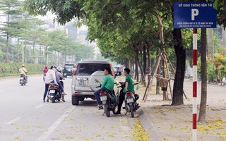 Hà Nội: Dân phố Trần Vỹ bức xúc vì lòng đường bỗng biến thành bãi trông xe