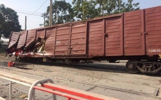 Hà Nội: 7 toa tàu hỏa bị trật khỏi đường ray 