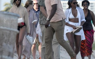 Bà Michelle Obama diện bikini trắng đầy trẻ trung trên bãi biển