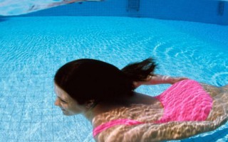 Bôi kem chống nắng tắm ở bể bơi có thể vô sinh và ung thư