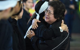 Dòng người đến viếng đám tang nghệ sĩ Phạm Bằng