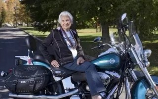 Cụ bà 90 tuổi phượt xe máy nửa địa cầu