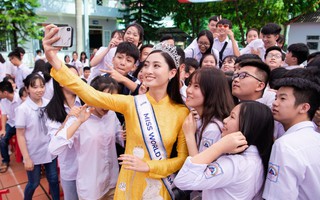 Hoa hậu Lương Thùy Linh về thăm trường cũ, bất ngờ được tổ chức sinh nhật