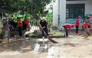 Khánh Hòa: Giáo viên lội bùn dọn vệ sinh trong Ngày 20/11