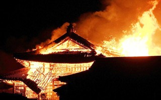 Lâu đài Nhật Bản 600 năm tuổi chìm trong biển lửa 