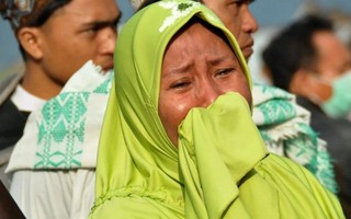 Indonesia: Phụ nữ, trẻ em khóc ròng sau động đất và sóng thần 