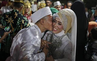 437 đôi uyên ương Indonesia làm đám cưới tập thể đêm giao thừa 2018