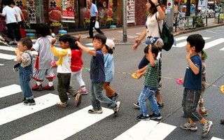 Trẻ em Nhật qua đường, người Việt xấu hổ