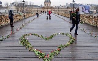 Đấu giá "khóa tình yêu" ở Paris giúp người tị nạn