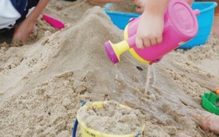 Nghịch cát liệu pháp tâm lý tốt cho trẻ nhỏ