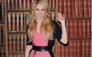  Shakira cải trang để đến giảng đường